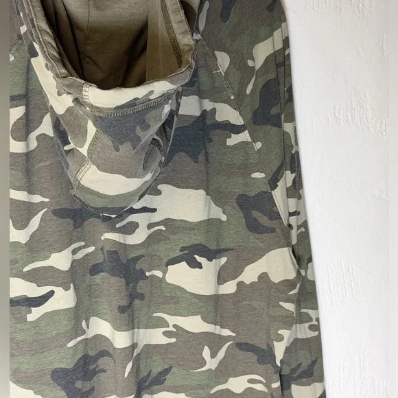Camouflage Hoodie - Tee with front pocket - Picture 8 of 16